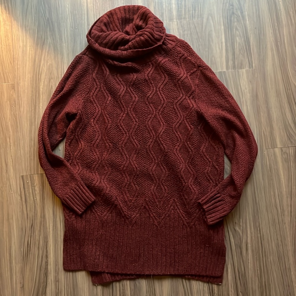 L maroon turtleneck